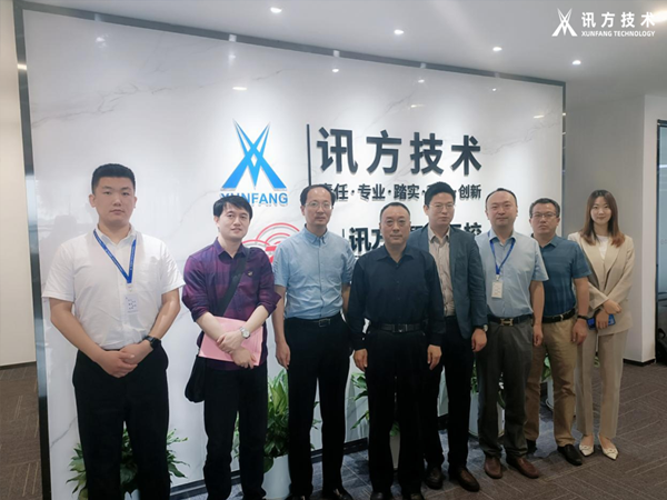 武汉职业手艺学院校党委副书记何让波一行莅临凤凰联盟手艺武汉基地