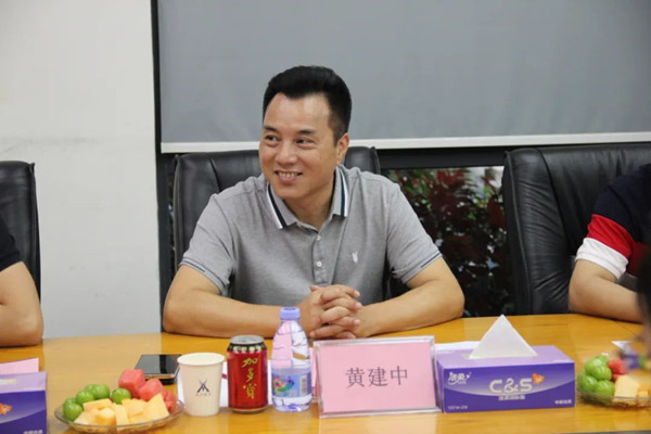 深圳市第二职业手艺学校副校长黄建中